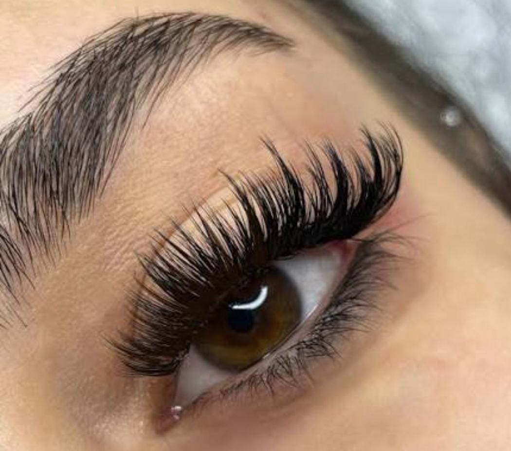 سالن تخصصی اکستنشن مژه و لیفت ابرو آذین در قائمشهر